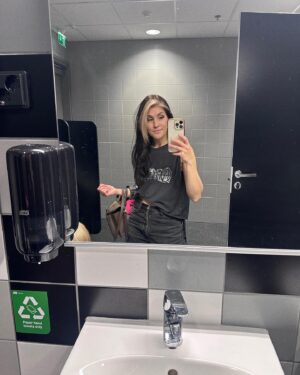 Jannika Wirtanen Instagram - Ylistyssanat eivät riitä kertomaan fiiliksiä. Mutta sanonpa vain, että perheesi rakastaa ja on helvetin ylpeä sinusta @toniwirtanen 

”Me ollaan alkemistei vaikkei tehdä kultaa
me tiivistettiin kaaoksesta pala rauhaa ” 💜

Jälkikasvustasi toinen toki suuttui, kun pyynnöstä huolimatta ”isä ei soittanut Taakse jää” ja päätti ennenaikaisesti poistua dramaattisesti käytävälle.

📸: jälkikasvu