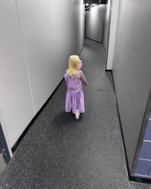 Jannika Wirtanen Instagram - Ylistyssanat eivät riitä kertomaan fiiliksiä. Mutta sanonpa vain, että perheesi rakastaa ja on helvetin ylpeä sinusta @toniwirtanen 

”Me ollaan alkemistei vaikkei tehdä kultaa
me tiivistettiin kaaoksesta pala rauhaa ” 💜

Jälkikasvustasi toinen toki suuttui, kun pyynnöstä huolimatta ”isä ei soittanut Taakse jää” ja päätti ennenaikaisesti poistua dramaattisesti käytävälle.

📸: jälkikasvu