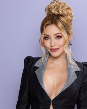 Jarry Lee Instagram - self portrait 🙋🏼‍♀️