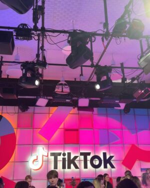 Jarry Lee Instagram - a night with @primevideo at the @tiktok office last week 💜 #CulpablesWatchParty

dress: @windsorstore via @cldstyle
jewelry: @lorenhope