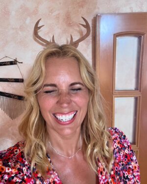 Jasmine Harman Instagram - ☀️Another brand new episode tonight at 6pm @channel4 @aplaceinthesunofficial ☀️ 

I head over to the seaside town of Sitges to find Richard his dream holiday home with a budget of 210k! 

Can’t wait to hear your thoughts on the properties i showed Richard and his best friend Peter🩷☀️ How did i do? ⭐️

#aplaceinthesun #sitges #househunting #sunshine #newhome