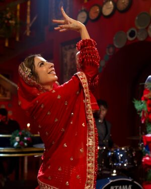 Jasmine Sandlas Instagram - Waheguru 🧿
Laavan is the happiest song on the planet 🌍. This one is for the brides but the grooms can love it too. Dropping Dec 11th. 

As promised, all my core fans will get it before the global release. Check your DMs if you’re my true longtime lover. Otherwise don’t check.