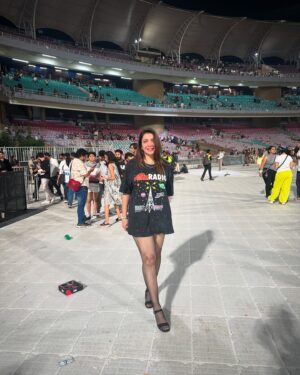 Jasmine Sandlas Instagram - I am so thankful for tonight. I cried for the first 10 mins of the concert and my heart burst into a 1000 stars by the end of the night. Life is so beautiful and music is a big reason why. 

Don’t you agree ?