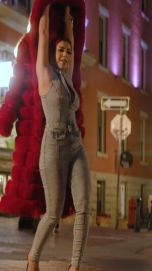 Jasmine Sandlas Instagram - Jäger is out now and everyone knows. 

This clip was shot at the break of dawn after shooting at the strip club all night long. The fur coat was very heavy. I also dropped facts in jäger. Listen now !!!

Music @sharanshergillmusic @lildakuofficial 

Video @basant_creations 

Glamour @beautycall @istylebysonia