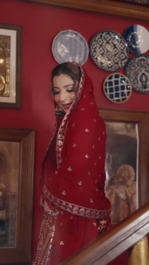Jasmine Sandlas Instagram - Laavan video is out now.
Thank you Team. 
This is an eternal classic. 
Laavan is on loop around the globe 🌍 

@mofusionofficial @iamsukhbirgill @harry_editorial @coloristmanishpanghal @sonamakeovers12 @sumitsinghgroverofficial @heyrafie @nikheilandrivendra