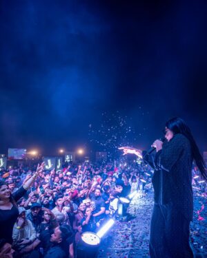 Jasmine Sandlas Instagram - The last concert in Ludhiana, Punjab was life transforming. I needed a reminder of how much Punjab loved me. I got it. Nothing can stop me now 🧿 

The 4th photo is very special to me. It’s a depiction of my connection with my true fans. I see you and you see me.

@sahill_snaps