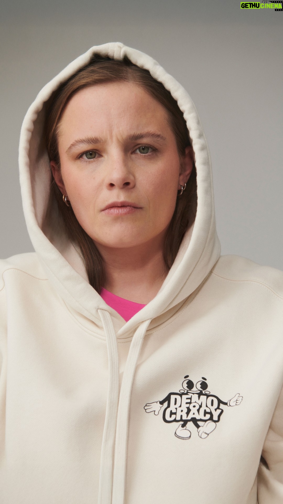 Jasna Fritzi Bauer - 1.9K Likes - Fear shouldn’t shape our future - our voices should. @jasnafritzibauer is wearing the ARMEDANGELS x Eike König Democracy Collection and standing up for a democracy that embraces diversity and inclusion.
Wear your stance with this limited edition, designed for a future where everyone belongs. All profits support organizations fighting for democratic values.
Don’t ghost the vote. Make a difference.
Link in bio.
#armedangels #madetomakedifference #democracy #dontghostthevote
#unrechts
//
Angst sollte nicht unsere Zukunft bestimmen – unsere Stimmen sollten es.
@jasnafritzibauer trägt die ARMEDANGELS x Eike König Democracy Collection und setzt sich für eine Demokratie ein, die Vielfalt und Inklusion lebt.
Trage dein Statement mit dieser limitierten Edition, entworfen für eine Zukunft, in der alle dazugehören. Alle Gewinne unterstützen Organisationen, die für demokratische Werte kämpfen.
Don’t ghost the vote. Mach den Unterschied.
Link in bio.
#armedangels #madetomakedifference #democracy #dontghostthevote
#unrechts