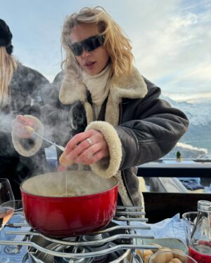 Jeanne Goursaud Instagram - Anzeige| Merci @diorbeauty 🏔️ @csennlaub @jenni_du_ @tessakatharina @dior at @badruttspalace / @martensgarten