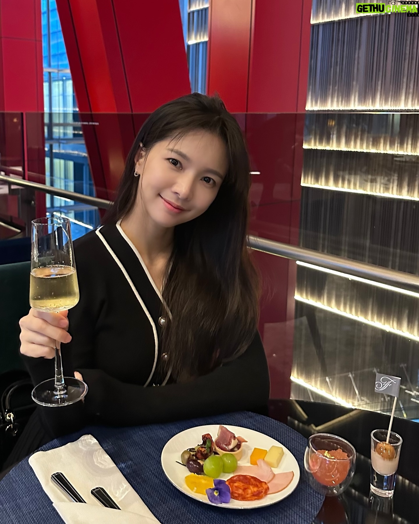 Jei - 1.9K Likes - 💋🥂✨🎂🍾🌹🌃