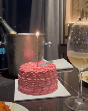 Jei Instagram - 💋🥂✨🎂🍾🌹🌃