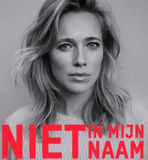 Jennifer Hoffman Instagram - Nederland. Maak mij niet langer medeplichtig. Aan oorlogsmisdaden die worden gepleegd in Palestina en Libanon. Aan het ongekende geweld dat al een jaar aan de gang is. And de dreigende uitroeiing van het Palestijnse volk in Gaza. 

Ons kabinet blijft Israël steunen en draagt, in naam van alle Nederlanders, actief bij aan ongekend leed en onacceptabel onrecht. 

Nederland. Maak mij niet langer medeplichtig. Daarom zeg ik: @minpres - niet in mijn naam. #nietinmijnnaam

Ik hou mij al lang afzijdig van dit conflict. Omdat ik het, heel laf, niet aankan. De beelden maken mij gek van woede en verdriet. En omdat alles wat ik doe of zeg verkeerd is. Ik maak altijd wel iemand boos, iemand heeft wel weer een reden om deze actie juist NIET te steunen. Omdat het lijkt of we de gijzelaars vergeten. Of 7 oktober. En omdat ik snap dat deze acties juist polariserend kunnen werken.. Ik wil de haat niet vergroten. Ik wil de liefde laten regeren. Naïef? Ja. Maar ik kan niet anders. Ik heb niets anders ❤️🕊️