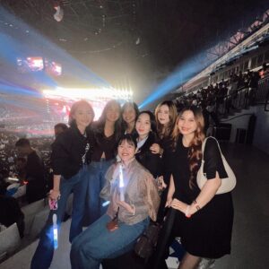 Jennifer Rachel Natasya Instagram - Happy 13th Anniversary JKT48🎉

Bangga banget melihat tempat aku grow up as a teenager semakin besar dan berkembang, bahkan konser di venue kemarin…

Lucu banget nonton, nuker tiket, nyanyi, joget dari pov yang lain it was superr fun, jadi bisa ngerti ohh gini rasanya yaa nonton jeketi emang seru 😆

Abis nonton aku jadi punya oshi baru, kalo kamu oshinya sekarang siapa? hahahaha
