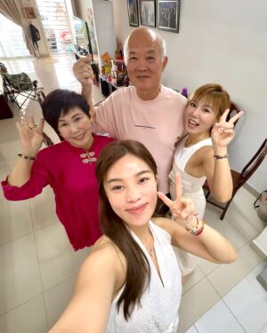 Jess Lee Instagram - .
新年快樂！
在爸爸媽媽身邊當心肝寶。❤️