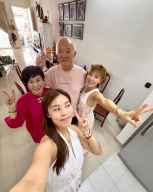 Jess Lee Instagram - .
新年快樂！
在爸爸媽媽身邊當心肝寶。❤️