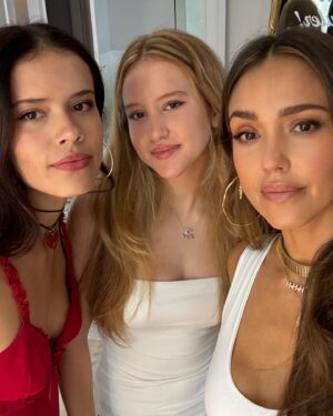 Jessica Alba Instagram - #SuperBowl weekend with my girls ☺️💗 NOLA, you were everything - we ate the best food @lapetitegrocery @galatoiresnola, stayed at the dopest hotel #MaisonMetier, and made the sweetest memories - such a blast ✨ 

Thank you @toddgraves and the entire @raisingcanes team for the incredible hospitality ❤️ What a weekend! & congrats to the @philadelphiaeagles on taking home the gold 🦅🏆 #SBLIX #RaisingCanes #Nola