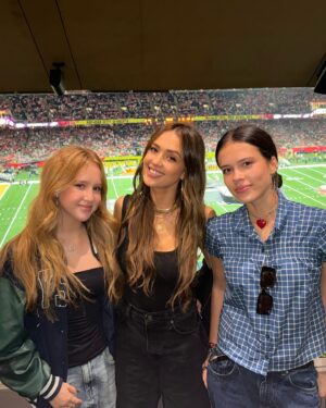 Jessica Alba Instagram - #SuperBowl weekend with my girls ☺️💗 NOLA, you were everything - we ate the best food @lapetitegrocery @galatoiresnola, stayed at the dopest hotel #MaisonMetier, and made the sweetest memories - such a blast ✨ 

Thank you @toddgraves and the entire @raisingcanes team for the incredible hospitality ❤️ What a weekend! & congrats to the @philadelphiaeagles on taking home the gold 🦅🏆 #SBLIX #RaisingCanes #Nola