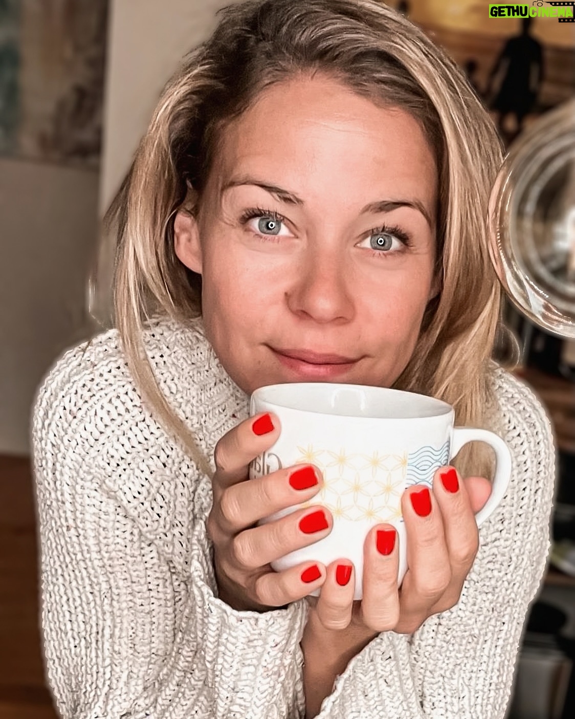 Jessica Ginkel - 2.5K Likes - Vor einem Jahr war ich noch der absolute Kaffee-Junkie und konnte mir keinen Tag ohne meinen Espresso vorstellen.
Aber nach einer Heilfastenkur zu Beginn des Jahres habe ich einfach mal auf Kaffee verzichtet – ganz spontan!
Wie sieht’s bei euch aus? Seid ihr eher Team Kaffee oder Team Tee?
Ich wünsche euch ein entspanntes Wochenende!