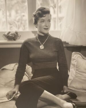 Jessica Keenan Wynn Instagram - Sharley Jean Hudson Wynn 🦆 01.27.1933 - 01.08.2025 

In a week of unrelenting devastation, despair, and loss, we suddenly said goodbye to my beloved grandmother. The grief has been shocking, paused and compounded by friends losing their homes, losing their communities, and watching the city that raised me ravaged by flames, day after day after day. It feels inappropriate to grieve right now, when so many are suffering the monumental loss of their homes, communities, mementos, and lives that were intact just a week ago. The heaviness is cruel, yet the kindness of friends and strangers is overwhelming. My grandmother left with the memory of Brentwood and the Palisades, her home of 91 years, in tact. It’s a blessing, yet a curse. 🕊️🤍