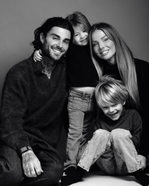 Jessica Thivenin Instagram - Family first 🖤
📷 @fannie_gortazar 
Collaboration commerciale
