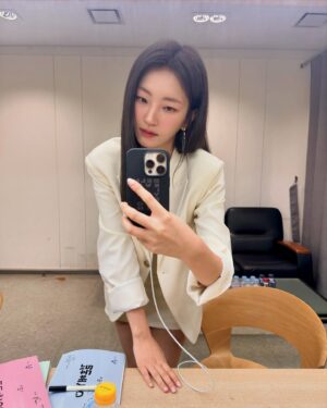 Ji E-su Instagram - 11.16일 결혼해유 함께해요🤍