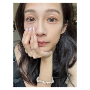 Jian Man-shu Instagram - 🪐
有人和我一樣，會刻意兩眼戴不一樣的顏色隱眼嗎？
今天挑了晶碩 JHAKA 的 #焦茶恬 和 #星烟恬 來戴。
（雖然我天秤座，但有些小地方我喜歡不對稱😌）
👈🏻左邊：焦茶恬 👉🏻右邊：星烟恬

@btp_tw_official @pegavision_official
#晶碩光學 #札佧 #JHAKA #晶碩彩色日拋 #晶澈BTP #屈臣氏

警語：
(一)配戴一般隱形眼鏡須經眼科醫師驗光配鏡取得處方箋，或經驗光人員驗光配鏡取得配鏡單，並定期接受眼科醫師追蹤檢查。
(二)本器材不得逾中文說明書建議之最長配戴時數、不得重覆配戴，於就寢前務必取下，以免感染或潰瘍。
(三)如有不適，應立即就醫。衛部醫器製字第007415號。桃市器廣字第11311013 號。
