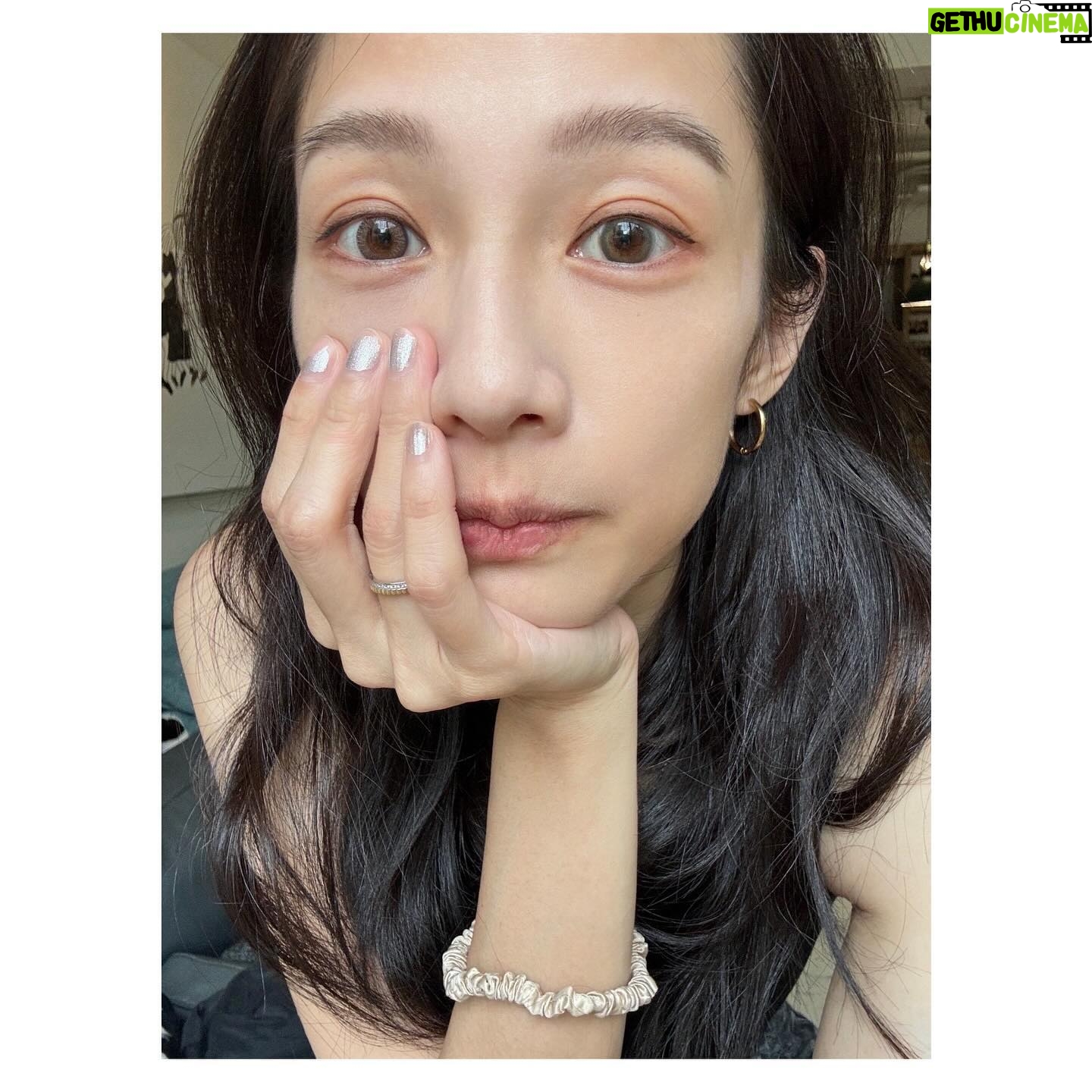 Jian Man-shu - 5.6K Likes - 🪐
有人和我一樣,會刻意兩眼戴不一樣的顏色隱眼嗎?
今天挑了晶碩 JHAKA 的 #焦茶恬 和 #星烟恬 來戴。
(雖然我天秤座,但有些小地方我喜歡不對稱😌)
👈🏻左邊:焦茶恬 👉🏻右邊:星烟恬
@btp_tw_official @pegavision_official
#晶碩光學 #札佧 #JHAKA #晶碩彩色日拋 #晶澈BTP #屈臣氏
警語:
(一)配戴一般隱形眼鏡須經眼科醫師驗光配鏡取得處方箋,或經驗光人員驗光配鏡取得配鏡單,並定期接受眼科醫師追蹤檢查。
(二)本器材不得逾中文說明書建議之最長配戴時數、不得重覆配戴,於就寢前務必取下,以免感染或潰瘍。
(三)如有不適,應立即就醫。衛部醫器製字第007415號。桃市器廣字第11311013 號。