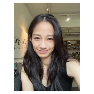 Jian Man-shu Instagram - 🪐
有人和我一樣，會刻意兩眼戴不一樣的顏色隱眼嗎？
今天挑了晶碩 JHAKA 的 #焦茶恬 和 #星烟恬 來戴。
（雖然我天秤座，但有些小地方我喜歡不對稱😌）
👈🏻左邊：焦茶恬 👉🏻右邊：星烟恬

@btp_tw_official @pegavision_official
#晶碩光學 #札佧 #JHAKA #晶碩彩色日拋 #晶澈BTP #屈臣氏

警語：
(一)配戴一般隱形眼鏡須經眼科醫師驗光配鏡取得處方箋，或經驗光人員驗光配鏡取得配鏡單，並定期接受眼科醫師追蹤檢查。
(二)本器材不得逾中文說明書建議之最長配戴時數、不得重覆配戴，於就寢前務必取下，以免感染或潰瘍。
(三)如有不適，應立即就醫。衛部醫器製字第007415號。桃市器廣字第11311013 號。