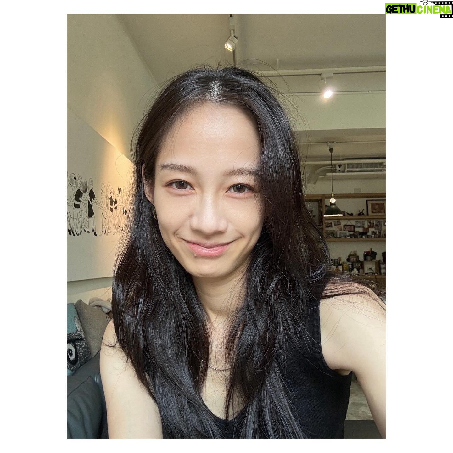 Jian Man-shu - 5.6K Likes - 🪐
有人和我一樣,會刻意兩眼戴不一樣的顏色隱眼嗎?
今天挑了晶碩 JHAKA 的 #焦茶恬 和 #星烟恬 來戴。
(雖然我天秤座,但有些小地方我喜歡不對稱😌)
👈🏻左邊:焦茶恬 👉🏻右邊:星烟恬
@btp_tw_official @pegavision_official
#晶碩光學 #札佧 #JHAKA #晶碩彩色日拋 #晶澈BTP #屈臣氏
警語:
(一)配戴一般隱形眼鏡須經眼科醫師驗光配鏡取得處方箋,或經驗光人員驗光配鏡取得配鏡單,並定期接受眼科醫師追蹤檢查。
(二)本器材不得逾中文說明書建議之最長配戴時數、不得重覆配戴,於就寢前務必取下,以免感染或潰瘍。
(三)如有不適,應立即就醫。衛部醫器製字第007415號。桃市器廣字第11311013 號。