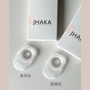 Jian Man-shu Instagram - 🪐
有人和我一樣，會刻意兩眼戴不一樣的顏色隱眼嗎？
今天挑了晶碩 JHAKA 的 #焦茶恬 和 #星烟恬 來戴。
（雖然我天秤座，但有些小地方我喜歡不對稱😌）
👈🏻左邊：焦茶恬 👉🏻右邊：星烟恬

@btp_tw_official @pegavision_official
#晶碩光學 #札佧 #JHAKA #晶碩彩色日拋 #晶澈BTP #屈臣氏

警語：
(一)配戴一般隱形眼鏡須經眼科醫師驗光配鏡取得處方箋，或經驗光人員驗光配鏡取得配鏡單，並定期接受眼科醫師追蹤檢查。
(二)本器材不得逾中文說明書建議之最長配戴時數、不得重覆配戴，於就寢前務必取下，以免感染或潰瘍。
(三)如有不適，應立即就醫。衛部醫器製字第007415號。桃市器廣字第11311013 號。