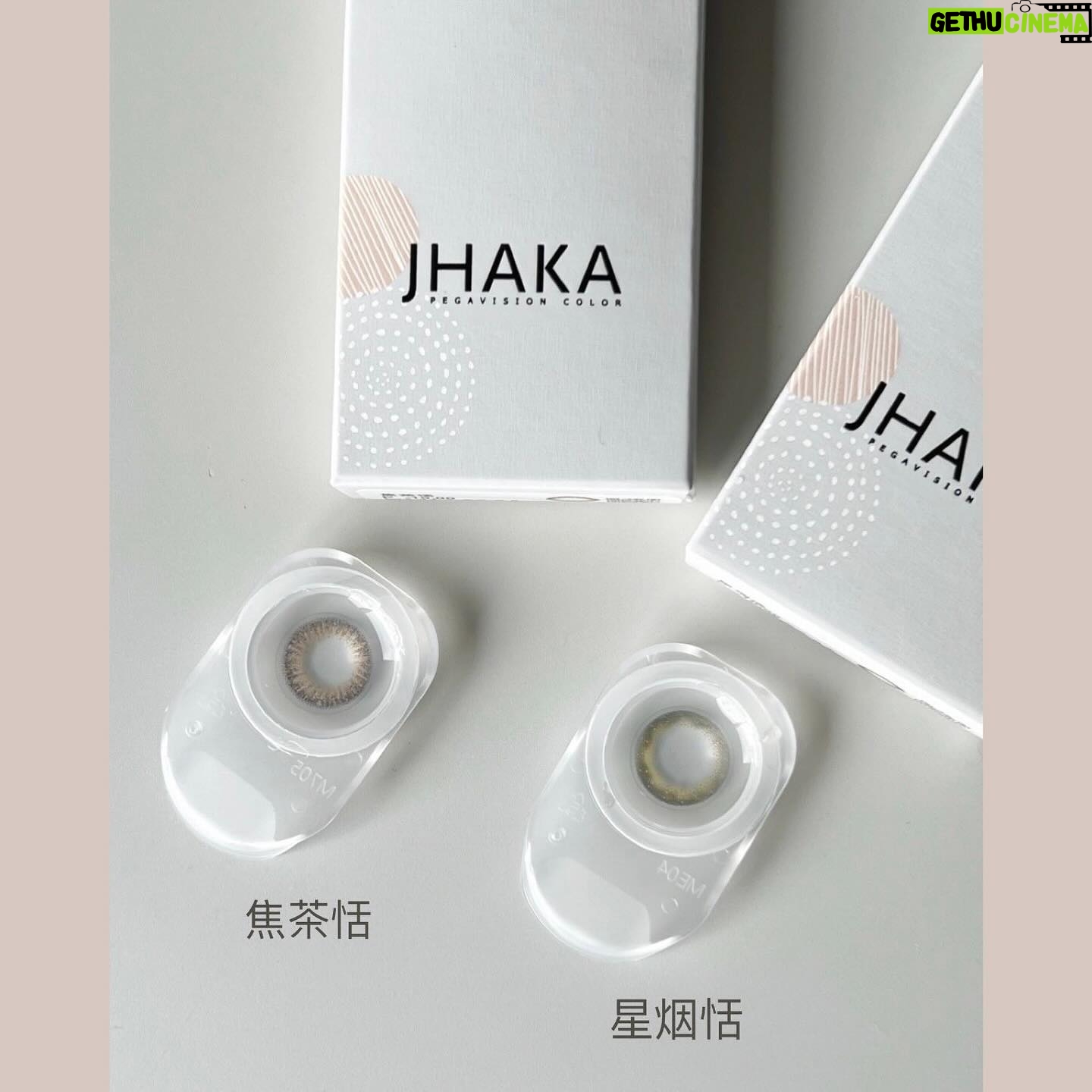 Jian Man-shu - 5.6K Likes - 🪐
有人和我一樣,會刻意兩眼戴不一樣的顏色隱眼嗎?
今天挑了晶碩 JHAKA 的 #焦茶恬 和 #星烟恬 來戴。
(雖然我天秤座,但有些小地方我喜歡不對稱😌)
👈🏻左邊:焦茶恬 👉🏻右邊:星烟恬
@btp_tw_official @pegavision_official
#晶碩光學 #札佧 #JHAKA #晶碩彩色日拋 #晶澈BTP #屈臣氏
警語:
(一)配戴一般隱形眼鏡須經眼科醫師驗光配鏡取得處方箋,或經驗光人員驗光配鏡取得配鏡單,並定期接受眼科醫師追蹤檢查。
(二)本器材不得逾中文說明書建議之最長配戴時數、不得重覆配戴,於就寢前務必取下,以免感染或潰瘍。
(三)如有不適,應立即就醫。衛部醫器製字第007415號。桃市器廣字第11311013 號。