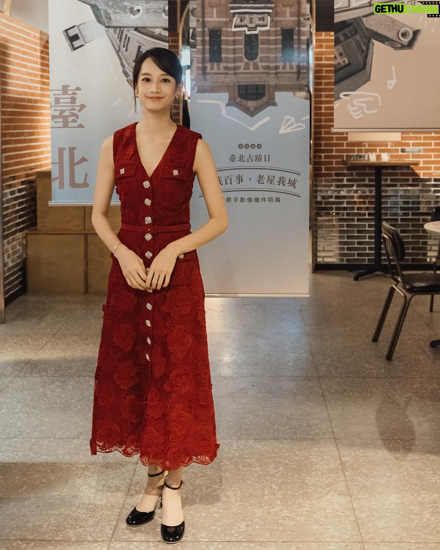 Jian Man-shu - 3.3K Likes - 📸
「見城百事,老屋我城」老房子攝影徵件比賽,圓滿落幕了。
今年的投稿將近2000件作品,真的謝謝大家的熱情參與。在這段時間拿起相機,參訪臺北市的老房子,按下快門用光影創造出空間與情感,讓我們看到這些老房子的故事。
老房子不僅是過去的象徵,更是未來文化傳承的重要支柱。是一個家庭、一個社區、甚至是一個城市的歷史軌跡。
透過攝影,將瞬間凝聚成意義非凡的影像,人們因此停下腳步細細地感受作品傳遞出的情感,讓老房子的美好故事得以繼續流傳下去。
獲獎作品在「臺北記憶倉庫 Taipei Info Hub」
展出,大家有空可以去看展唷。
時間|2024 / 11 / 24(日)- 12 / 22(日)
地點|臺北記憶倉庫 Taipei Info Hub (臺北市中正區忠孝西路一段265號)
#2024臺北古蹟日 #見城百事老屋我城 #老房子攝影 #臺北記憶倉庫
@selfportraittaiwan @lesnereides_taiwanofficial @tun_grp @rogervivier @gherardofelloni @yin_szu_wen @chiron_yun @backstage_aga @manshujian #lesnéréidestw #tungrp #RogerVivier #GherardoFelloni