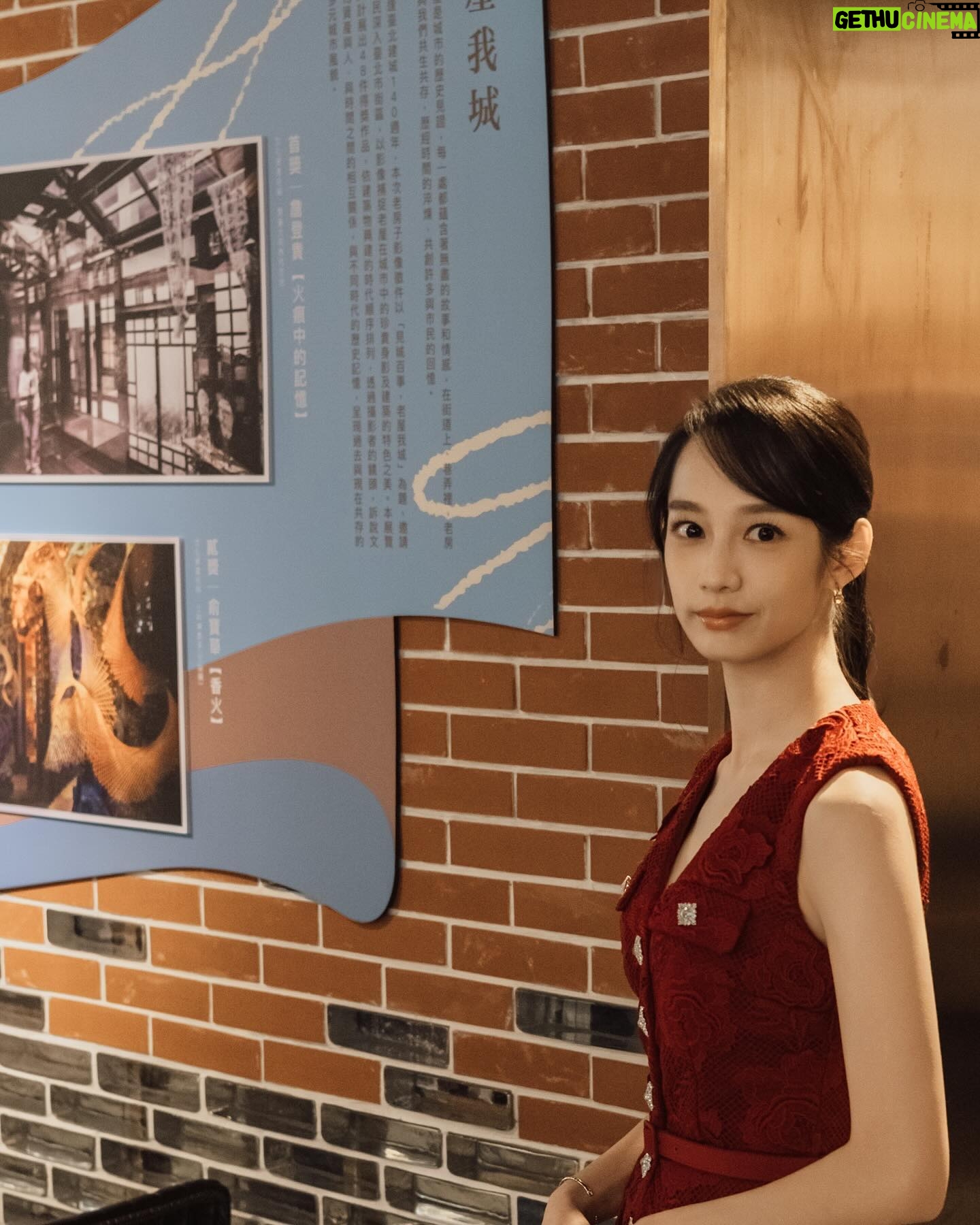 Jian Man-shu - 3.3K Likes - 📸
「見城百事,老屋我城」老房子攝影徵件比賽,圓滿落幕了。
今年的投稿將近2000件作品,真的謝謝大家的熱情參與。在這段時間拿起相機,參訪臺北市的老房子,按下快門用光影創造出空間與情感,讓我們看到這些老房子的故事。
老房子不僅是過去的象徵,更是未來文化傳承的重要支柱。是一個家庭、一個社區、甚至是一個城市的歷史軌跡。
透過攝影,將瞬間凝聚成意義非凡的影像,人們因此停下腳步細細地感受作品傳遞出的情感,讓老房子的美好故事得以繼續流傳下去。
獲獎作品在「臺北記憶倉庫 Taipei Info Hub」
展出,大家有空可以去看展唷。
時間|2024 / 11 / 24(日)- 12 / 22(日)
地點|臺北記憶倉庫 Taipei Info Hub (臺北市中正區忠孝西路一段265號)
#2024臺北古蹟日 #見城百事老屋我城 #老房子攝影 #臺北記憶倉庫
@selfportraittaiwan @lesnereides_taiwanofficial @tun_grp @rogervivier @gherardofelloni @yin_szu_wen @chiron_yun @backstage_aga @manshujian #lesnéréidestw #tungrp #RogerVivier #GherardoFelloni