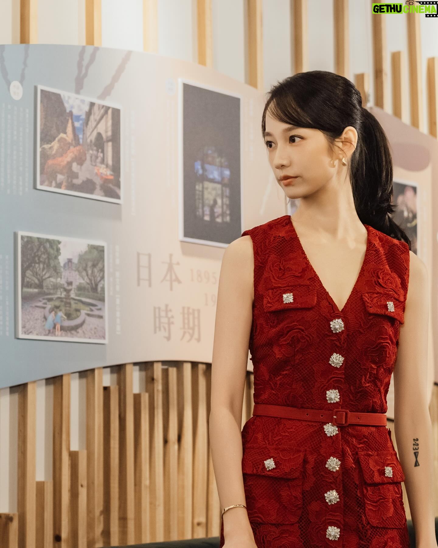 Jian Man-shu - 3.3K Likes - 📸
「見城百事,老屋我城」老房子攝影徵件比賽,圓滿落幕了。
今年的投稿將近2000件作品,真的謝謝大家的熱情參與。在這段時間拿起相機,參訪臺北市的老房子,按下快門用光影創造出空間與情感,讓我們看到這些老房子的故事。
老房子不僅是過去的象徵,更是未來文化傳承的重要支柱。是一個家庭、一個社區、甚至是一個城市的歷史軌跡。
透過攝影,將瞬間凝聚成意義非凡的影像,人們因此停下腳步細細地感受作品傳遞出的情感,讓老房子的美好故事得以繼續流傳下去。
獲獎作品在「臺北記憶倉庫 Taipei Info Hub」
展出,大家有空可以去看展唷。
時間|2024 / 11 / 24(日)- 12 / 22(日)
地點|臺北記憶倉庫 Taipei Info Hub (臺北市中正區忠孝西路一段265號)
#2024臺北古蹟日 #見城百事老屋我城 #老房子攝影 #臺北記憶倉庫
@selfportraittaiwan @lesnereides_taiwanofficial @tun_grp @rogervivier @gherardofelloni @yin_szu_wen @chiron_yun @backstage_aga @manshujian #lesnéréidestw #tungrp #RogerVivier #GherardoFelloni