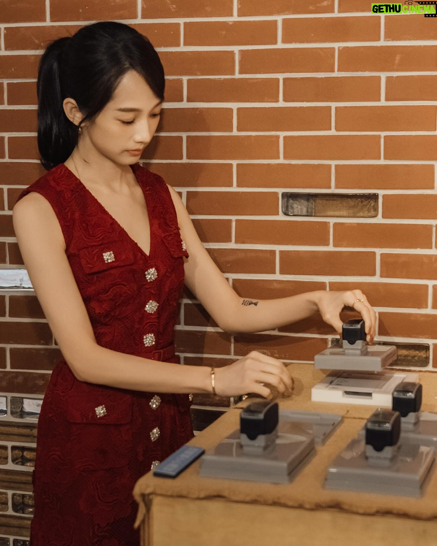Jian Man-shu - 3.3K Likes - 📸
「見城百事,老屋我城」老房子攝影徵件比賽,圓滿落幕了。
今年的投稿將近2000件作品,真的謝謝大家的熱情參與。在這段時間拿起相機,參訪臺北市的老房子,按下快門用光影創造出空間與情感,讓我們看到這些老房子的故事。
老房子不僅是過去的象徵,更是未來文化傳承的重要支柱。是一個家庭、一個社區、甚至是一個城市的歷史軌跡。
透過攝影,將瞬間凝聚成意義非凡的影像,人們因此停下腳步細細地感受作品傳遞出的情感,讓老房子的美好故事得以繼續流傳下去。
獲獎作品在「臺北記憶倉庫 Taipei Info Hub」
展出,大家有空可以去看展唷。
時間|2024 / 11 / 24(日)- 12 / 22(日)
地點|臺北記憶倉庫 Taipei Info Hub (臺北市中正區忠孝西路一段265號)
#2024臺北古蹟日 #見城百事老屋我城 #老房子攝影 #臺北記憶倉庫
@selfportraittaiwan @lesnereides_taiwanofficial @tun_grp @rogervivier @gherardofelloni @yin_szu_wen @chiron_yun @backstage_aga @manshujian #lesnéréidestw #tungrp #RogerVivier #GherardoFelloni