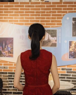 Jian Man-shu Instagram - 📸
「見城百事，老屋我城」老房子攝影徵件比賽，圓滿落幕了。

今年的投稿將近2000件作品，真的謝謝大家的熱情參與。在這段時間拿起相機，參訪臺北市的老房子，按下快門用光影創造出空間與情感，讓我們看到這些老房子的故事。

老房子不僅是過去的象徵，更是未來文化傳承的重要支柱。是一個家庭、一個社區、甚至是一個城市的歷史軌跡。

透過攝影，將瞬間凝聚成意義非凡的影像，人們因此停下腳步細細地感受作品傳遞出的情感，讓老房子的美好故事得以繼續流傳下去。

獲獎作品在「臺北記憶倉庫 Taipei Info Hub」
展出，大家有空可以去看展唷。
時間｜2024 / 11 / 24（日）－ 12 / 22（日）
地點｜臺北記憶倉庫 Taipei Info Hub （臺北市中正區忠孝西路一段265號）

#2024臺北古蹟日 #見城百事老屋我城 #老房子攝影 #臺北記憶倉庫 

@selfportraittaiwan @lesnereides_taiwanofficial @tun_grp @rogervivier @gherardofelloni @yin_szu_wen  @chiron_yun @backstage_aga @manshujian #lesnéréidestw #tungrp #RogerVivier #GherardoFelloni