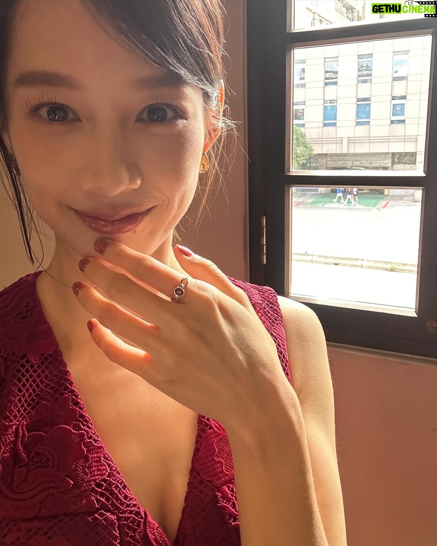 Jian Man-shu - 3.3K Likes - 📸
「見城百事,老屋我城」老房子攝影徵件比賽,圓滿落幕了。
今年的投稿將近2000件作品,真的謝謝大家的熱情參與。在這段時間拿起相機,參訪臺北市的老房子,按下快門用光影創造出空間與情感,讓我們看到這些老房子的故事。
老房子不僅是過去的象徵,更是未來文化傳承的重要支柱。是一個家庭、一個社區、甚至是一個城市的歷史軌跡。
透過攝影,將瞬間凝聚成意義非凡的影像,人們因此停下腳步細細地感受作品傳遞出的情感,讓老房子的美好故事得以繼續流傳下去。
獲獎作品在「臺北記憶倉庫 Taipei Info Hub」
展出,大家有空可以去看展唷。
時間|2024 / 11 / 24(日)- 12 / 22(日)
地點|臺北記憶倉庫 Taipei Info Hub (臺北市中正區忠孝西路一段265號)
#2024臺北古蹟日 #見城百事老屋我城 #老房子攝影 #臺北記憶倉庫
@selfportraittaiwan @lesnereides_taiwanofficial @tun_grp @rogervivier @gherardofelloni @yin_szu_wen @chiron_yun @backstage_aga @manshujian #lesnéréidestw #tungrp #RogerVivier #GherardoFelloni