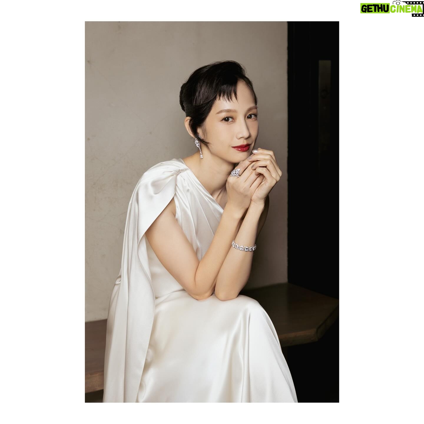 Jian Man-shu - 3.2K Likes - 🕊️
為了準備這次引言內容,有了和Una聊聊的緣分。
在這個過程中有段話,我想放在這裡分享給大家。
『他對我說過:希望機器跟羽毛一樣輕柔,拍片像兒童一樣的快樂。』
雄爺,謝謝你。
#金鐘59 #特別貢獻獎 #黃柏雄
@maxmara @aquazzura_taiwan @debeersofficial
@vvvvwangvvvv @shangtzu5434 @peipei_fion @yuehtzu._.yuehtzu @goldenbellawards @manshujian