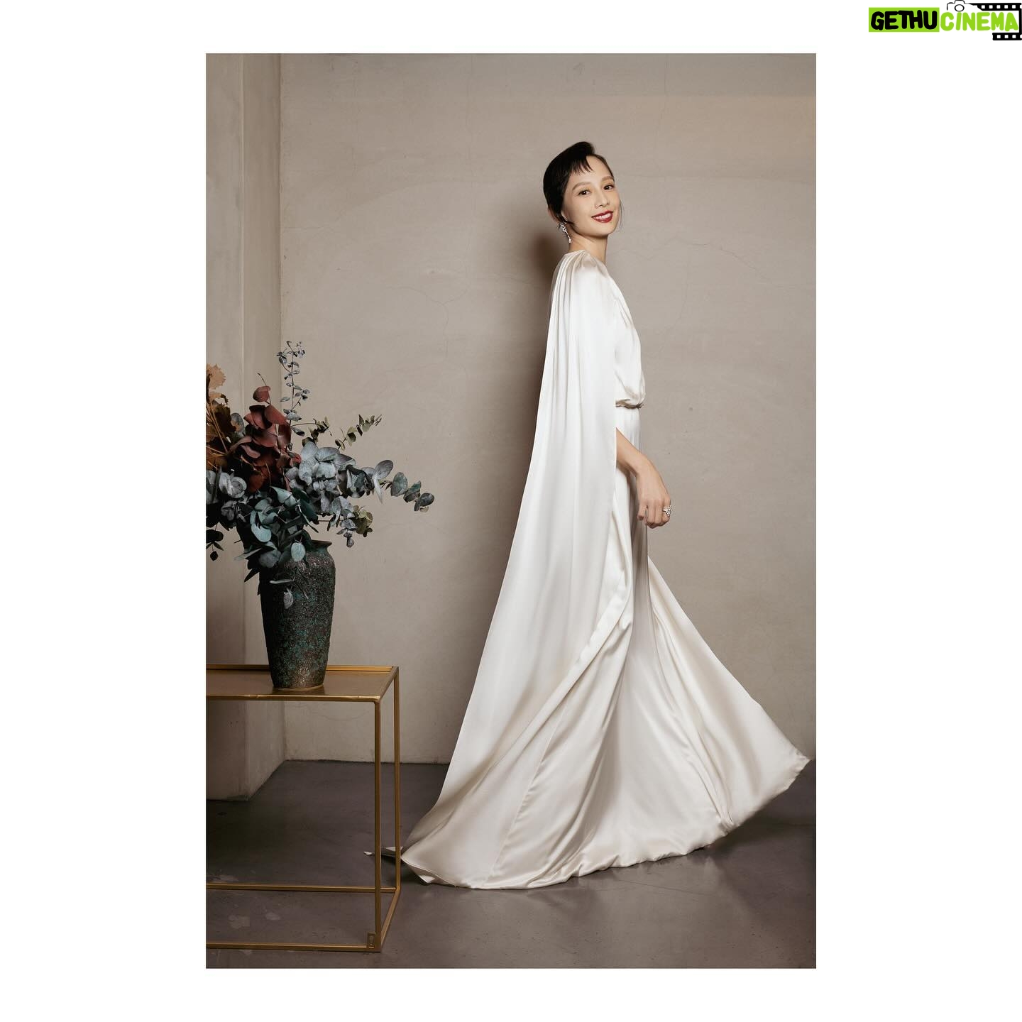 Jian Man-shu - 3.2K Likes - 🕊️
為了準備這次引言內容,有了和Una聊聊的緣分。
在這個過程中有段話,我想放在這裡分享給大家。
『他對我說過:希望機器跟羽毛一樣輕柔,拍片像兒童一樣的快樂。』
雄爺,謝謝你。
#金鐘59 #特別貢獻獎 #黃柏雄
@maxmara @aquazzura_taiwan @debeersofficial
@vvvvwangvvvv @shangtzu5434 @peipei_fion @yuehtzu._.yuehtzu @goldenbellawards @manshujian