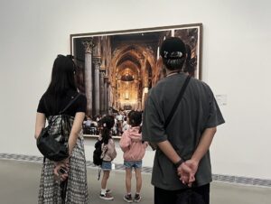 Jian Man-shu Instagram - 🤍🖤
上週日去高雄市立美術館看了展。
主要看了《瞬間-穿越繪畫與攝影之旅 》與 《珍珠—南方視野的女性藝術》。很精彩，很喜歡。姊妹兩人也看得好開心，聽了好多關於作品的創作理念與背景故事。

展出簡介：

《瞬間》為高美館與泰德現代美術館再度攜手策劃的展覽。高雄為泰德現代美術館本次海外巡展唯一一站。集結大衛．霍克尼、畢卡索、安迪．沃荷、傑夫．沃爾、杉本博司等20世紀藝術巨匠。藉由繪畫與攝影交織的歷史脈絡展開對話。

 
《珍珠》是高雄市立美術館於「大南方多元史觀特藏室」推出的第三部曲。這次的展覽由高美館與新加坡國家美術館、新加坡美術館共同策劃。
以「南方」所匯聚的多元背景下代表性的女性藝術家為策展主題，關注邊緣化的歷史、性別、地理與藝術實踐，書寫多元且扎根於土地的故事，呈現了過去近三十年來臺灣與東南亞具開創性的女性藝術家創作。紀錄著女性視角下，小至個人、大至家國的生命歷程至今仍不斷帶給世人的啟發。
 
展出資訊：

國際特展《瞬間－穿越繪畫與攝影之旅》
展覽日期｜2024.6.29 -11.17
展覽地點｜高雄市立美術館101-103展覽室
展覽資訊｜https://bit.ly/43Yzz3a

《珍珠—南方視野的女性藝術》
展覽日期｜2024.10.05 - 2025.03.16
展覽地點｜高雄市立美術館 3樓展覽室
展覽資訊｜https://bit.ly/3XNs65C

#高雄市立美術館 #瞬間 #珍珠 #繪畫與攝影 #女性藝術