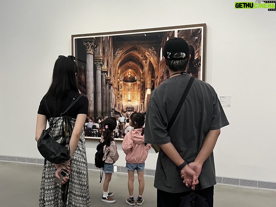 Jian Man-shu - 3.6K Likes - 🤍🖤
上週日去高雄市立美術館看了展。
主要看了《瞬間-穿越繪畫與攝影之旅 》與 《珍珠—南方視野的女性藝術》。很精彩,很喜歡。姊妹兩人也看得好開心,聽了好多關於作品的創作理念與背景故事。
展出簡介:
《瞬間》為高美館與泰德現代美術館再度攜手策劃的展覽。高雄為泰德現代美術館本次海外巡展唯一一站。集結大衛.霍克尼、畢卡索、安迪.沃荷、傑夫.沃爾、杉本博司等20世紀藝術巨匠。藉由繪畫與攝影交織的歷史脈絡展開對話。
《珍珠》是高雄市立美術館於「大南方多元史觀特藏室」推出的第三部曲。這次的展覽由高美館與新加坡國家美術館、新加坡美術館共同策劃。
以「南方」所匯聚的多元背景下代表性的女性藝術家為策展主題,關注邊緣化的歷史、性別、地理與藝術實踐,書寫多元且扎根於土地的故事,呈現了過去近三十年來臺灣與東南亞具開創性的女性藝術家創作。紀錄著女性視角下,小至個人、大至家國的生命歷程至今仍不斷帶給世人的啟發。
展出資訊:
國際特展《瞬間-穿越繪畫與攝影之旅》
展覽日期|2024.6.29 -11.17
展覽地點|高雄市立美術館101-103展覽室
展覽資訊|https://bit.ly/43Yzz3a
《珍珠—南方視野的女性藝術》
展覽日期|2024.10.05 - 2025.03.16
展覽地點|高雄市立美術館 3樓展覽室
展覽資訊|https://bit.ly/3XNs65C
#高雄市立美術館 #瞬間 #珍珠 #繪畫與攝影 #女性藝術