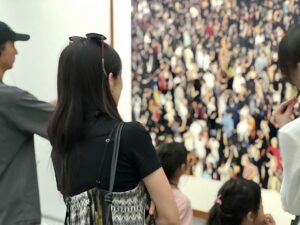 Jian Man-shu Instagram - 🤍🖤
上週日去高雄市立美術館看了展。
主要看了《瞬間-穿越繪畫與攝影之旅 》與 《珍珠—南方視野的女性藝術》。很精彩，很喜歡。姊妹兩人也看得好開心，聽了好多關於作品的創作理念與背景故事。

展出簡介：

《瞬間》為高美館與泰德現代美術館再度攜手策劃的展覽。高雄為泰德現代美術館本次海外巡展唯一一站。集結大衛．霍克尼、畢卡索、安迪．沃荷、傑夫．沃爾、杉本博司等20世紀藝術巨匠。藉由繪畫與攝影交織的歷史脈絡展開對話。

 
《珍珠》是高雄市立美術館於「大南方多元史觀特藏室」推出的第三部曲。這次的展覽由高美館與新加坡國家美術館、新加坡美術館共同策劃。
以「南方」所匯聚的多元背景下代表性的女性藝術家為策展主題，關注邊緣化的歷史、性別、地理與藝術實踐，書寫多元且扎根於土地的故事，呈現了過去近三十年來臺灣與東南亞具開創性的女性藝術家創作。紀錄著女性視角下，小至個人、大至家國的生命歷程至今仍不斷帶給世人的啟發。
 
展出資訊：

國際特展《瞬間－穿越繪畫與攝影之旅》
展覽日期｜2024.6.29 -11.17
展覽地點｜高雄市立美術館101-103展覽室
展覽資訊｜https://bit.ly/43Yzz3a

《珍珠—南方視野的女性藝術》
展覽日期｜2024.10.05 - 2025.03.16
展覽地點｜高雄市立美術館 3樓展覽室
展覽資訊｜https://bit.ly/3XNs65C

#高雄市立美術館 #瞬間 #珍珠 #繪畫與攝影 #女性藝術