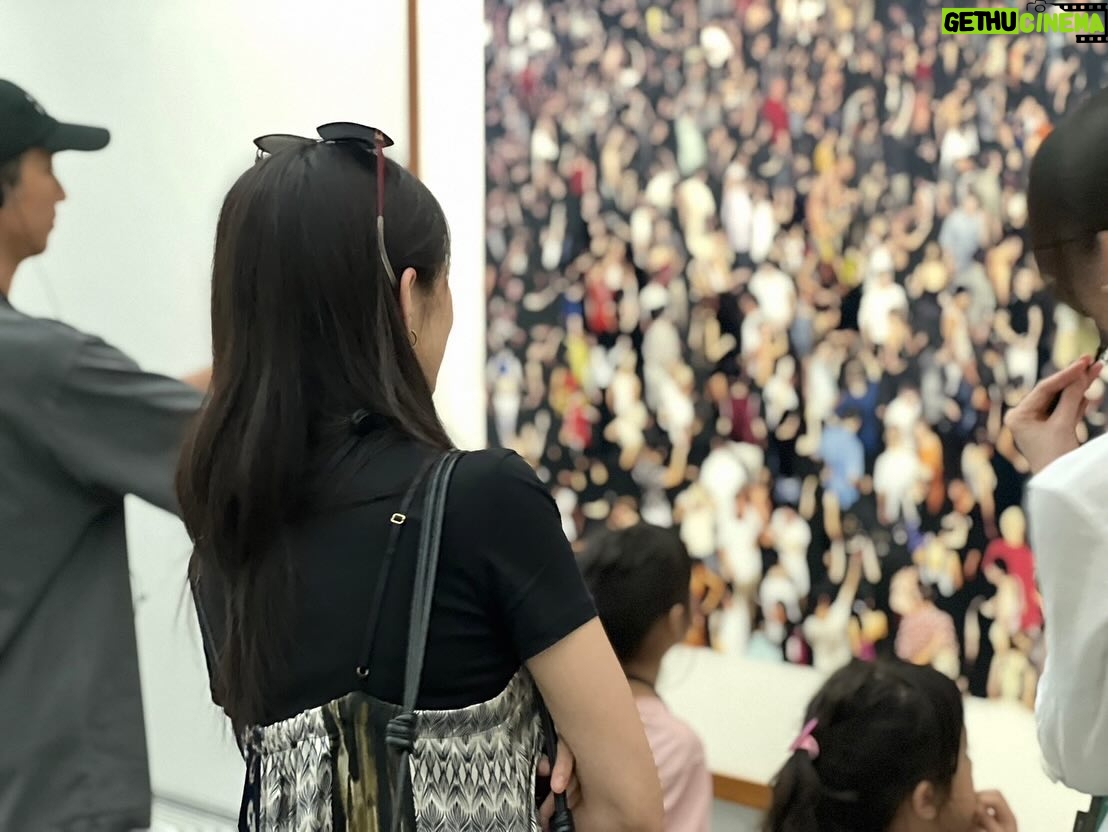 Jian Man-shu - 3.6K Likes - 🤍🖤
上週日去高雄市立美術館看了展。
主要看了《瞬間-穿越繪畫與攝影之旅 》與 《珍珠—南方視野的女性藝術》。很精彩,很喜歡。姊妹兩人也看得好開心,聽了好多關於作品的創作理念與背景故事。
展出簡介:
《瞬間》為高美館與泰德現代美術館再度攜手策劃的展覽。高雄為泰德現代美術館本次海外巡展唯一一站。集結大衛.霍克尼、畢卡索、安迪.沃荷、傑夫.沃爾、杉本博司等20世紀藝術巨匠。藉由繪畫與攝影交織的歷史脈絡展開對話。
《珍珠》是高雄市立美術館於「大南方多元史觀特藏室」推出的第三部曲。這次的展覽由高美館與新加坡國家美術館、新加坡美術館共同策劃。
以「南方」所匯聚的多元背景下代表性的女性藝術家為策展主題,關注邊緣化的歷史、性別、地理與藝術實踐,書寫多元且扎根於土地的故事,呈現了過去近三十年來臺灣與東南亞具開創性的女性藝術家創作。紀錄著女性視角下,小至個人、大至家國的生命歷程至今仍不斷帶給世人的啟發。
展出資訊:
國際特展《瞬間-穿越繪畫與攝影之旅》
展覽日期|2024.6.29 -11.17
展覽地點|高雄市立美術館101-103展覽室
展覽資訊|https://bit.ly/43Yzz3a
《珍珠—南方視野的女性藝術》
展覽日期|2024.10.05 - 2025.03.16
展覽地點|高雄市立美術館 3樓展覽室
展覽資訊|https://bit.ly/3XNs65C
#高雄市立美術館 #瞬間 #珍珠 #繪畫與攝影 #女性藝術