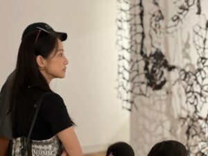 Jian Man-shu Instagram - 🤍🖤
上週日去高雄市立美術館看了展。
主要看了《瞬間-穿越繪畫與攝影之旅 》與 《珍珠—南方視野的女性藝術》。很精彩，很喜歡。姊妹兩人也看得好開心，聽了好多關於作品的創作理念與背景故事。

展出簡介：

《瞬間》為高美館與泰德現代美術館再度攜手策劃的展覽。高雄為泰德現代美術館本次海外巡展唯一一站。集結大衛．霍克尼、畢卡索、安迪．沃荷、傑夫．沃爾、杉本博司等20世紀藝術巨匠。藉由繪畫與攝影交織的歷史脈絡展開對話。

 
《珍珠》是高雄市立美術館於「大南方多元史觀特藏室」推出的第三部曲。這次的展覽由高美館與新加坡國家美術館、新加坡美術館共同策劃。
以「南方」所匯聚的多元背景下代表性的女性藝術家為策展主題，關注邊緣化的歷史、性別、地理與藝術實踐，書寫多元且扎根於土地的故事，呈現了過去近三十年來臺灣與東南亞具開創性的女性藝術家創作。紀錄著女性視角下，小至個人、大至家國的生命歷程至今仍不斷帶給世人的啟發。
 
展出資訊：

國際特展《瞬間－穿越繪畫與攝影之旅》
展覽日期｜2024.6.29 -11.17
展覽地點｜高雄市立美術館101-103展覽室
展覽資訊｜https://bit.ly/43Yzz3a

《珍珠—南方視野的女性藝術》
展覽日期｜2024.10.05 - 2025.03.16
展覽地點｜高雄市立美術館 3樓展覽室
展覽資訊｜https://bit.ly/3XNs65C

#高雄市立美術館 #瞬間 #珍珠 #繪畫與攝影 #女性藝術
