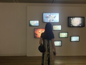 Jian Man-shu Instagram - 🤍🖤
上週日去高雄市立美術館看了展。
主要看了《瞬間-穿越繪畫與攝影之旅 》與 《珍珠—南方視野的女性藝術》。很精彩，很喜歡。姊妹兩人也看得好開心，聽了好多關於作品的創作理念與背景故事。

展出簡介：

《瞬間》為高美館與泰德現代美術館再度攜手策劃的展覽。高雄為泰德現代美術館本次海外巡展唯一一站。集結大衛．霍克尼、畢卡索、安迪．沃荷、傑夫．沃爾、杉本博司等20世紀藝術巨匠。藉由繪畫與攝影交織的歷史脈絡展開對話。

 
《珍珠》是高雄市立美術館於「大南方多元史觀特藏室」推出的第三部曲。這次的展覽由高美館與新加坡國家美術館、新加坡美術館共同策劃。
以「南方」所匯聚的多元背景下代表性的女性藝術家為策展主題，關注邊緣化的歷史、性別、地理與藝術實踐，書寫多元且扎根於土地的故事，呈現了過去近三十年來臺灣與東南亞具開創性的女性藝術家創作。紀錄著女性視角下，小至個人、大至家國的生命歷程至今仍不斷帶給世人的啟發。
 
展出資訊：

國際特展《瞬間－穿越繪畫與攝影之旅》
展覽日期｜2024.6.29 -11.17
展覽地點｜高雄市立美術館101-103展覽室
展覽資訊｜https://bit.ly/43Yzz3a

《珍珠—南方視野的女性藝術》
展覽日期｜2024.10.05 - 2025.03.16
展覽地點｜高雄市立美術館 3樓展覽室
展覽資訊｜https://bit.ly/3XNs65C

#高雄市立美術館 #瞬間 #珍珠 #繪畫與攝影 #女性藝術