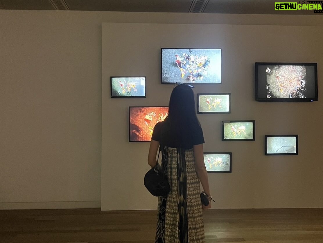 Jian Man-shu - 3.6K Likes - 🤍🖤
上週日去高雄市立美術館看了展。
主要看了《瞬間-穿越繪畫與攝影之旅 》與 《珍珠—南方視野的女性藝術》。很精彩,很喜歡。姊妹兩人也看得好開心,聽了好多關於作品的創作理念與背景故事。
展出簡介:
《瞬間》為高美館與泰德現代美術館再度攜手策劃的展覽。高雄為泰德現代美術館本次海外巡展唯一一站。集結大衛.霍克尼、畢卡索、安迪.沃荷、傑夫.沃爾、杉本博司等20世紀藝術巨匠。藉由繪畫與攝影交織的歷史脈絡展開對話。
《珍珠》是高雄市立美術館於「大南方多元史觀特藏室」推出的第三部曲。這次的展覽由高美館與新加坡國家美術館、新加坡美術館共同策劃。
以「南方」所匯聚的多元背景下代表性的女性藝術家為策展主題,關注邊緣化的歷史、性別、地理與藝術實踐,書寫多元且扎根於土地的故事,呈現了過去近三十年來臺灣與東南亞具開創性的女性藝術家創作。紀錄著女性視角下,小至個人、大至家國的生命歷程至今仍不斷帶給世人的啟發。
展出資訊:
國際特展《瞬間-穿越繪畫與攝影之旅》
展覽日期|2024.6.29 -11.17
展覽地點|高雄市立美術館101-103展覽室
展覽資訊|https://bit.ly/43Yzz3a
《珍珠—南方視野的女性藝術》
展覽日期|2024.10.05 - 2025.03.16
展覽地點|高雄市立美術館 3樓展覽室
展覽資訊|https://bit.ly/3XNs65C
#高雄市立美術館 #瞬間 #珍珠 #繪畫與攝影 #女性藝術