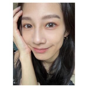 Jian Man-shu Instagram - 🪐
有人和我一樣，會刻意兩眼戴不一樣的顏色隱眼嗎？
今天挑了晶碩 JHAKA 的 #焦茶恬 和 #星烟恬 來戴。
（雖然我天秤座，但有些小地方我喜歡不對稱😌）
👈🏻左邊：焦茶恬 👉🏻右邊：星烟恬

@btp_tw_official @pegavision_official
#晶碩光學 #札佧 #JHAKA #晶碩彩色日拋 #晶澈BTP #屈臣氏

警語：
(一)配戴一般隱形眼鏡須經眼科醫師驗光配鏡取得處方箋，或經驗光人員驗光配鏡取得配鏡單，並定期接受眼科醫師追蹤檢查。
(二)本器材不得逾中文說明書建議之最長配戴時數、不得重覆配戴，於就寢前務必取下，以免感染或潰瘍。
(三)如有不適，應立即就醫。衛部醫器製字第007415號。桃市器廣字第11311013 號。
