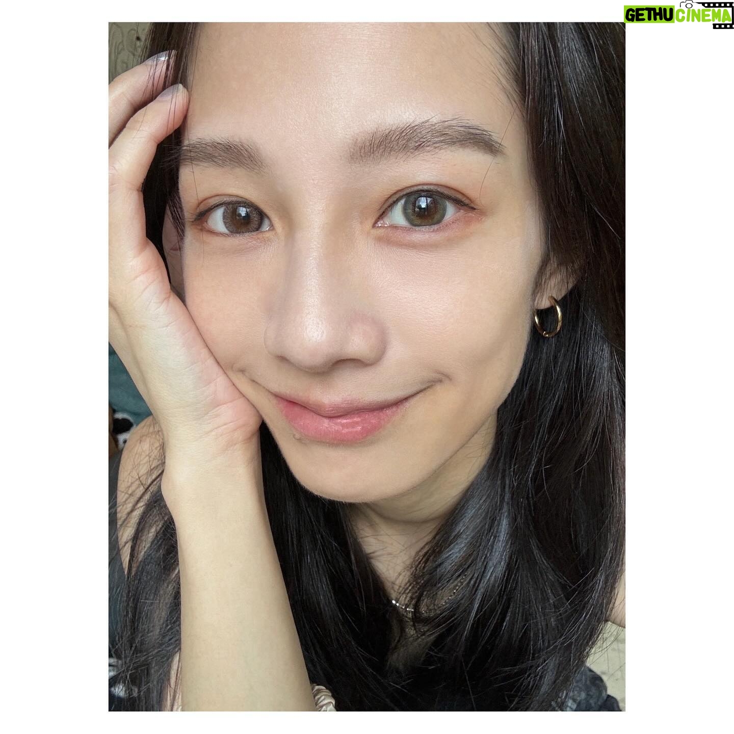 Jian Man-shu - 5.6K Likes - 🪐
有人和我一樣,會刻意兩眼戴不一樣的顏色隱眼嗎?
今天挑了晶碩 JHAKA 的 #焦茶恬 和 #星烟恬 來戴。
(雖然我天秤座,但有些小地方我喜歡不對稱😌)
👈🏻左邊:焦茶恬 👉🏻右邊:星烟恬
@btp_tw_official @pegavision_official
#晶碩光學 #札佧 #JHAKA #晶碩彩色日拋 #晶澈BTP #屈臣氏
警語:
(一)配戴一般隱形眼鏡須經眼科醫師驗光配鏡取得處方箋,或經驗光人員驗光配鏡取得配鏡單,並定期接受眼科醫師追蹤檢查。
(二)本器材不得逾中文說明書建議之最長配戴時數、不得重覆配戴,於就寢前務必取下,以免感染或潰瘍。
(三)如有不適,應立即就醫。衛部醫器製字第007415號。桃市器廣字第11311013 號。