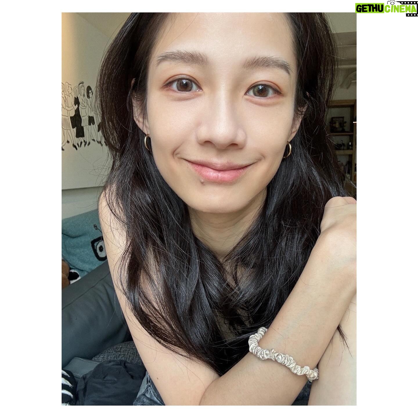 Jian Man-shu - 5.6K Likes - 🪐
有人和我一樣,會刻意兩眼戴不一樣的顏色隱眼嗎?
今天挑了晶碩 JHAKA 的 #焦茶恬 和 #星烟恬 來戴。
(雖然我天秤座,但有些小地方我喜歡不對稱😌)
👈🏻左邊:焦茶恬 👉🏻右邊:星烟恬
@btp_tw_official @pegavision_official
#晶碩光學 #札佧 #JHAKA #晶碩彩色日拋 #晶澈BTP #屈臣氏
警語:
(一)配戴一般隱形眼鏡須經眼科醫師驗光配鏡取得處方箋,或經驗光人員驗光配鏡取得配鏡單,並定期接受眼科醫師追蹤檢查。
(二)本器材不得逾中文說明書建議之最長配戴時數、不得重覆配戴,於就寢前務必取下,以免感染或潰瘍。
(三)如有不適,應立即就醫。衛部醫器製字第007415號。桃市器廣字第11311013 號。