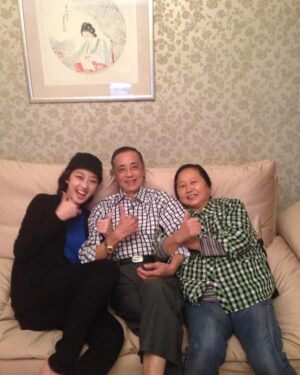 Jiang Mengjie Instagram - 亲爱的外公 再见了 我们有过无数美好的回忆 只能在此刻终止了。我相信你在另外一个世界一定会更幸福更开心 那一定是个没有痛苦和悲伤的地方。如果你有空的话可以在天上看看我哦 我还是会跟前几天一样 给你讲我工作的事情 生活的琐事 又或是遇到了什么有趣的事情 有一搭没一搭的， 我都能想到 你一定听得津津有味。只可惜 你没有办法再给我朋友圈点赞了 我也再也看不到你给我分享的照片视频了😭但是没关系 我已经把你最风光最有担当的样子记在脑海里了 你依然是我最帅的外公。再见啦～～你一定要幸福哦～～我会想你的 记得想我哦❤️❤️
ps：我有新戏你还是要来看哦 不看我会生气哒～～🤭🤭