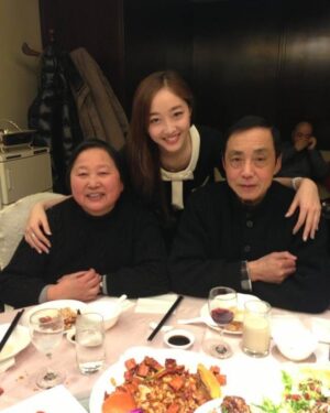 Jiang Mengjie Instagram - 亲爱的外公 再见了 我们有过无数美好的回忆 只能在此刻终止了。我相信你在另外一个世界一定会更幸福更开心 那一定是个没有痛苦和悲伤的地方。如果你有空的话可以在天上看看我哦 我还是会跟前几天一样 给你讲我工作的事情 生活的琐事 又或是遇到了什么有趣的事情 有一搭没一搭的， 我都能想到 你一定听得津津有味。只可惜 你没有办法再给我朋友圈点赞了 我也再也看不到你给我分享的照片视频了😭但是没关系 我已经把你最风光最有担当的样子记在脑海里了 你依然是我最帅的外公。再见啦～～你一定要幸福哦～～我会想你的 记得想我哦❤️❤️
ps：我有新戏你还是要来看哦 不看我会生气哒～～🤭🤭